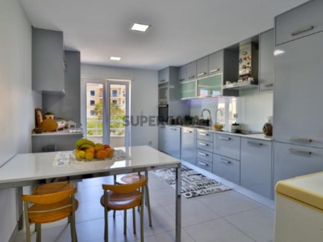 Apartamento Duplex T4 Áreas generosas Excelente iluminação solar e ótimos acessos Malveira Centro