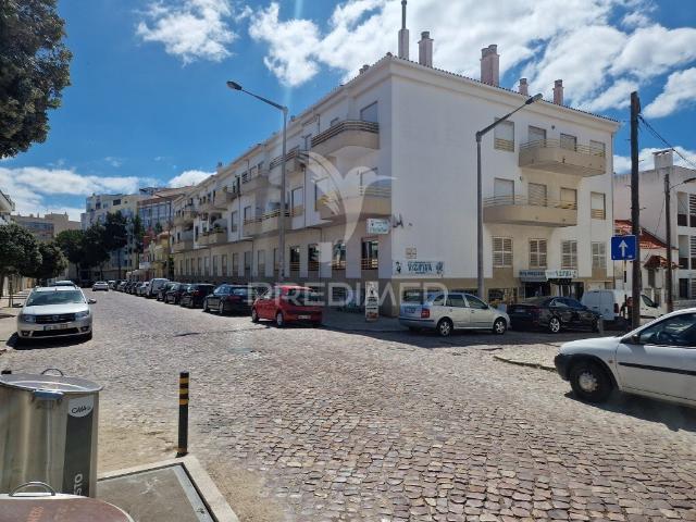 Apartamento Duplex T4 Totalmente Remodelado com garagem para 3 Viaturas na Costa da Caparica