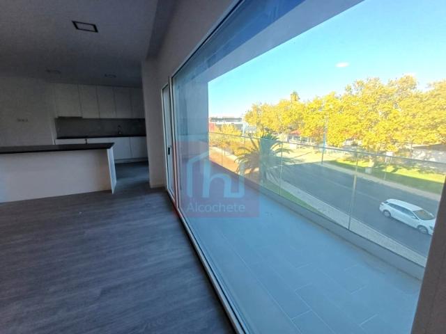 Apartamento Duplex T5 com garagem box na Urbanização dos Moinhos, Montijo