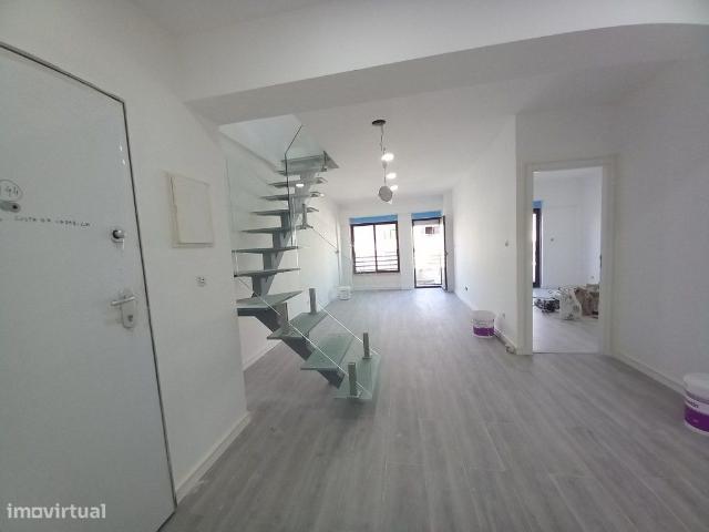 Apartamento Duplex Totalmente Remodelado na Costa da Caparica *OFE.