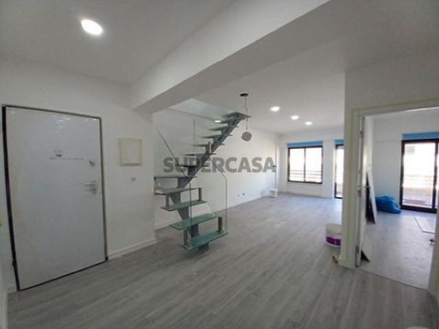 Apartamento duplex totalmente remodelado, a 300 m das praias da Costa da Caparica