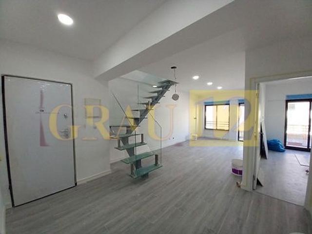 Apartamento duplex totalmente remodelado, a 300 m das praias da Costa da Caparica