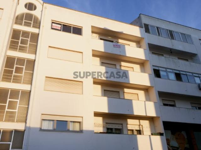 Apartamento Elegante T4 no Centro de Alcobaça com Arrecadação
