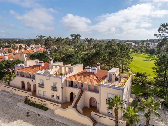 Apartamento Elegante Térreo com Jardim Exuberante em Praia D. 116m² Amoreira