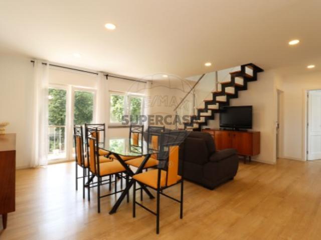 Apartamento T3 em Carcavelos e Parede