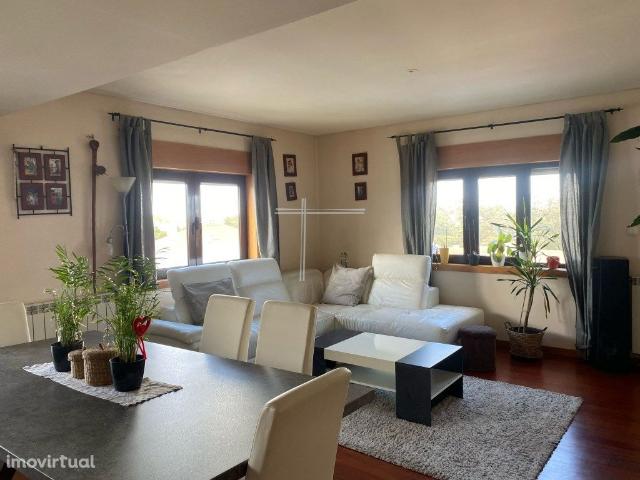 Apartamento T3 em condomnio privado, com parqueamento, arrecadao.