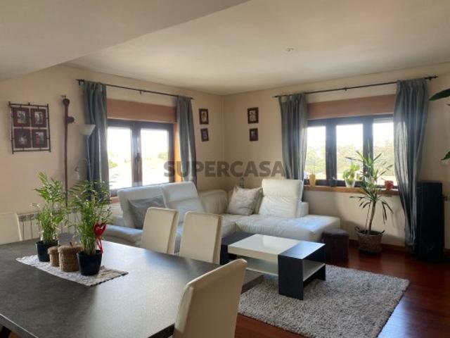 Apartamento T3 em condomínio privado, com parqueamento, arrecadação e piscina Condomínio Del Rei Charneca da Caparica