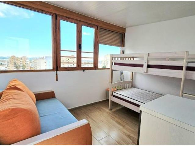 Apartamento en Torrevieja con piscina y vistas al mar