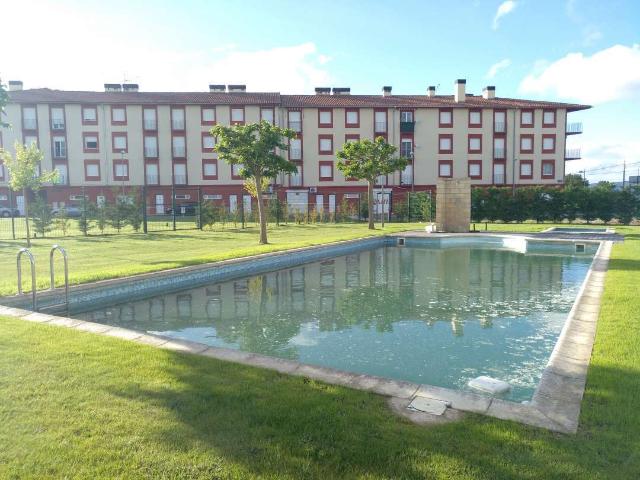 APARTAMENTO EN URBANIZACIÓN CON PISCINA Y ASADORES EXTERIORES