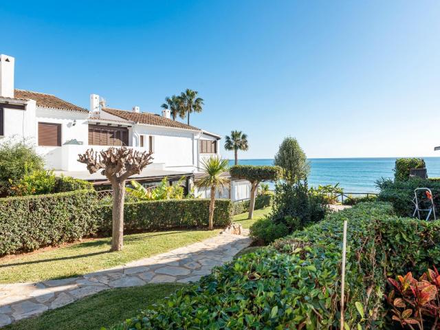 Apartamento en urbanización frente al mar con piscina comunitaria