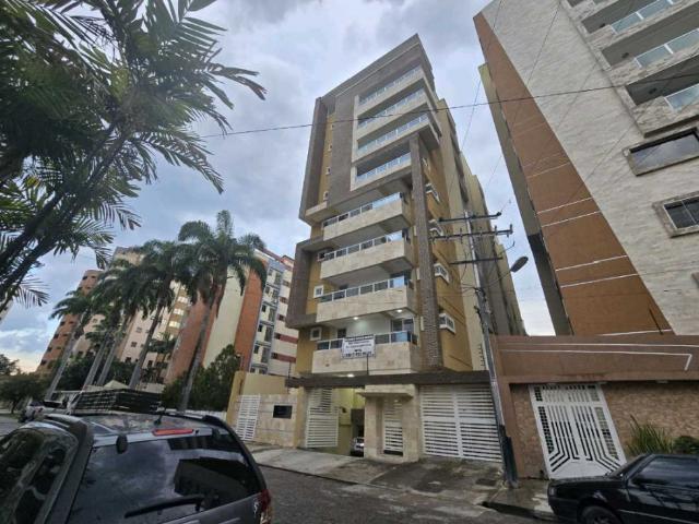 Apartamento en venta Urb. El Bosque, Res. Caesar Palace Maracay