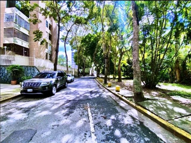Apartamento en Venta via El Hatillo 3 Hab+s, 2 1/2 Baños +s 1 P/E1M
