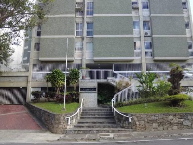 Apartamento en venta de 245m2 en Cumbres de Curumo Baruta Caracas