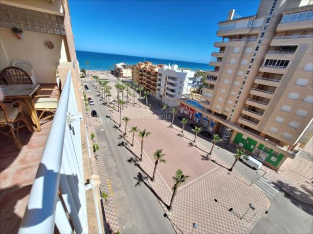 Apartamento en venta en Tavernes de la Valldigna. Apartamento seminuevo en la playa de Tabernes de la Valldigna con una excelente terraza orientada al sur de donde se ve el mar y l. Apartamentos.