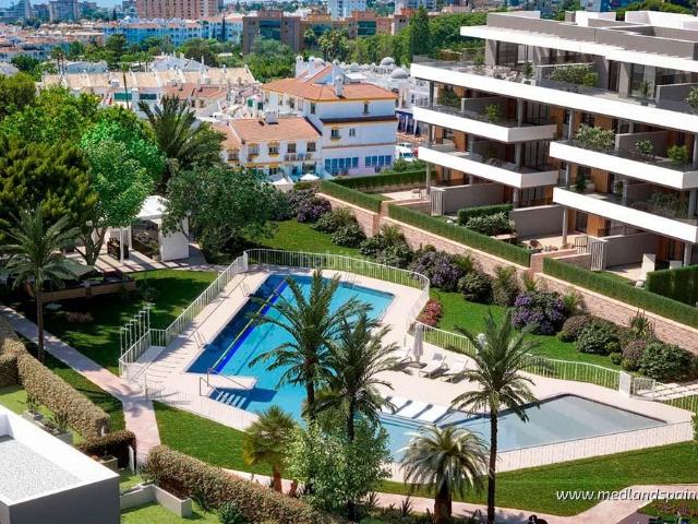 Apartamento en venta en Torremolinos, Montemar. Apartamento de 3 dormitorios con jardín privado y vistas al mar en Torremolinos. Apartamentos.