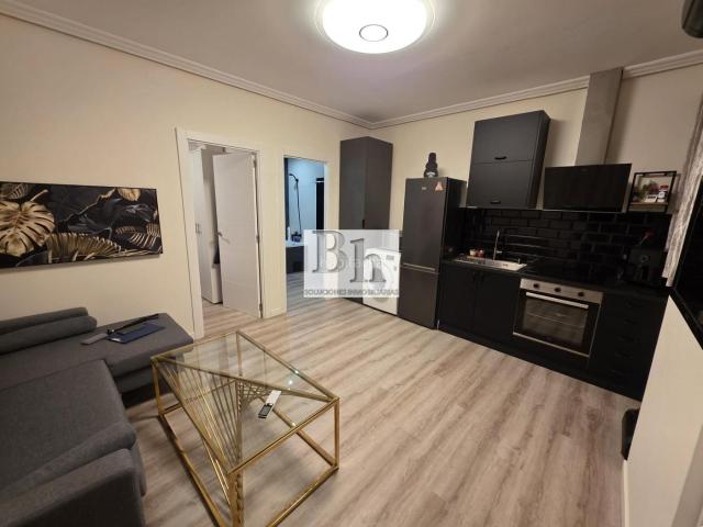 Apartamento en venta en Torremolinos, Manantiales Estación de Autobuses. BLANHOGAR vende local hecho apartamento. Apartamentos.