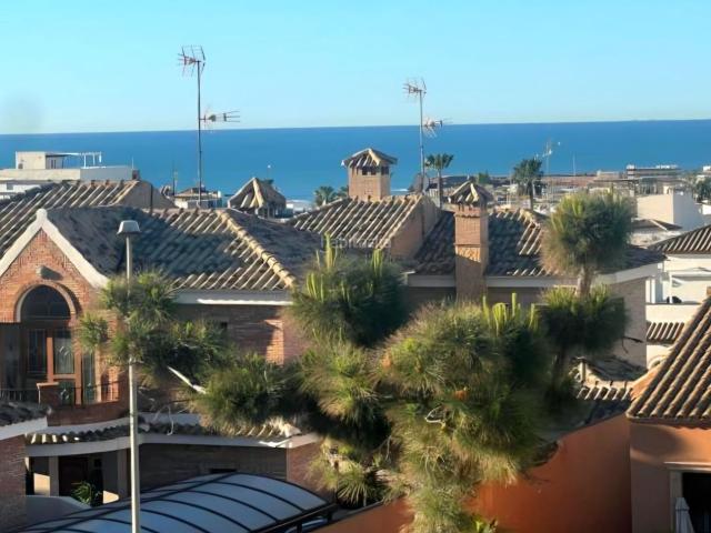 Apartamento en venta en Torrevieja, Miramar Torre del Moro. Apartamento con dos dormitorios y vistas al mar en la prestigiosa zona de Cabo Cervera, Torrevieja. Gran terraza, zonas verdes y p.