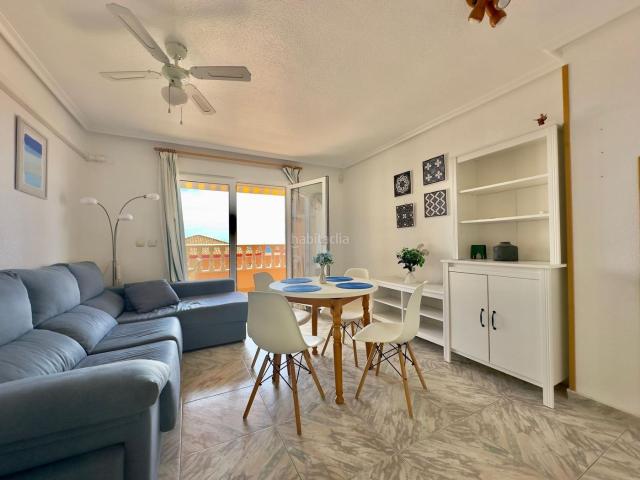Apartamento en venta en Torrevieja, Miramar Torre del Moro. Apartamento con espectaculares vistas al mar en Cabo Cervera.Ubicado en una tercera planta, esta luminosa vivienda destaca por su.
