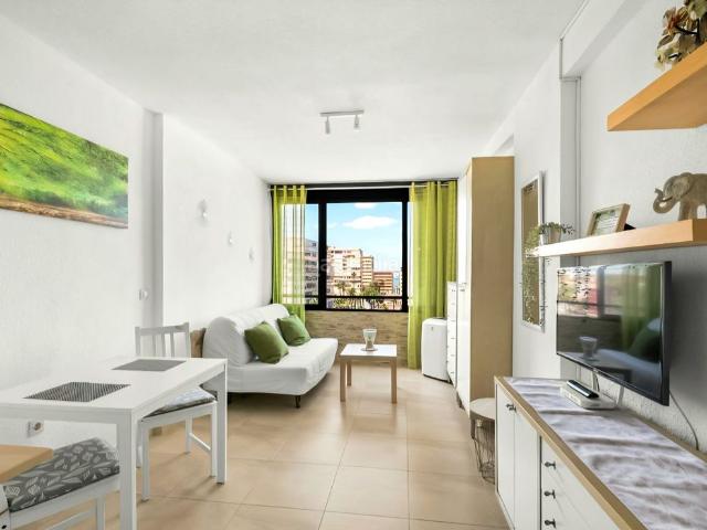 Apartamento en venta en Torrevieja, Miramar Torre del Moro. Apartamento de una habitación en primera línea con vistas al mar en la zona de Cabo Cervera, Torrevieja. Trastero, a 50 metros del.