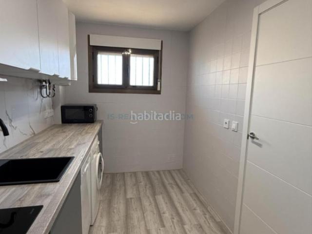 Apartamento en venta en Torrevieja, Miramar Torre del Moro. Apartamento reformado con terraza en Torrevieja, provincia de Alicante. 2 habitaciones 63 m² 50 metros al mar. Apartamentos.