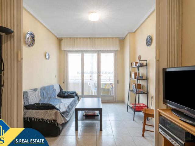 Apartamento en venta en Torrevieja, Nueva Torrevieja. Apartamento con piscina comunitaria, en la provincia de Alicante, en la ciudad de Torrevieja. 1 habitación 60 m² 1,5 kilómetro. Apartamentos.