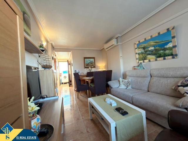 Apartamento en venta en Torrevieja, Nueva Torrevieja. Apartamento con piscina comunitaria, en la provincia de Alicante, en la ciudad de Torrevieja. 2 habitaciones 65 m² 1,7 km del. Apartamentos.