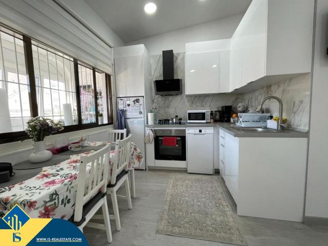Apartamento en venta en Torrevieja, Nueva Torrevieja. Apartamento con terraza, en la provincia de Alicante, en la ciudad de Torrevieja. 1 habitación 50 m² 1,5 km del mar. Apartamentos.