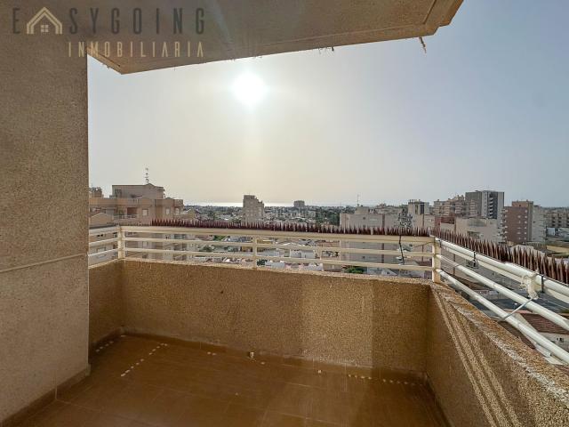 Apartamento en venta en Torrevieja, Nueva Torrevieja. Apartamento con vistas al mar, terraza y piscina en Torrevieja. Apartamentos.