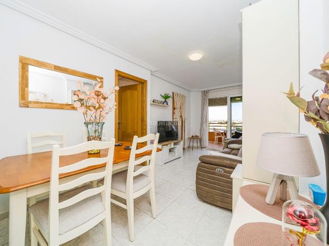 Apartamento en venta en Torrevieja, Nueva Torrevieja. REF AJ037Apartamento de 65 msup2 construidos, con 2 habitaciones y 1 bantildeo, terraza privada y acceso a piscina comunitaria, ub. Apartamentos.