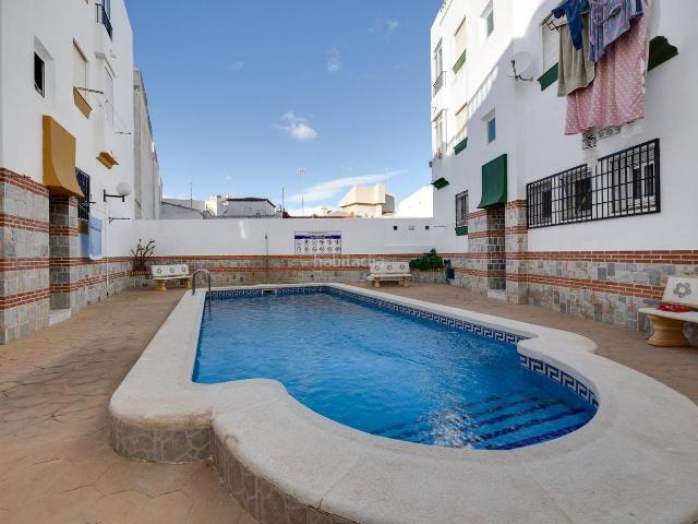 Apartamento en venta en Torrevieja, Nueva Torrevieja. Vivienda ideal para vivir o invertir Licencia para alquiler vacacional potencial en ubicación privilegiada. Apartamentos.