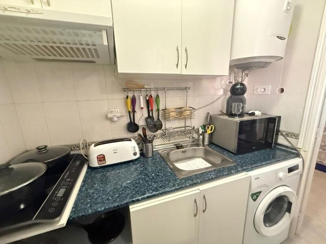 Apartamento en venta en Torrevieja, Avenida Habaneras Curva de Palangre. Acogedor apartamento de 1 habitación con terraza acristalada en Torrevieja. Apartamentos.