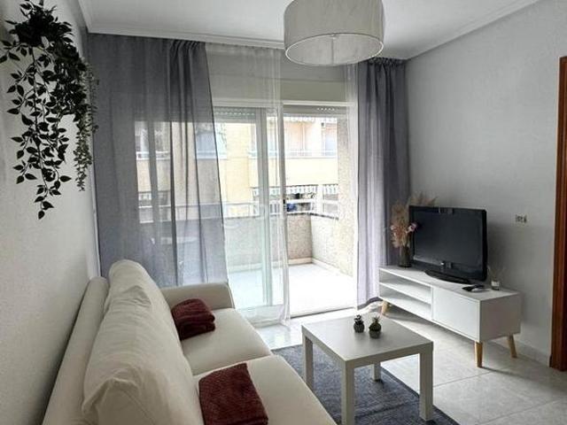 Apartamento en venta en Torrevieja, Avenida Habaneras Curva de Palangre. Acogedor apartamento de 2 dormitorios con terraza y trastero en Torrevieja. Apartamentos.