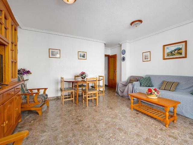Apartamento en venta en Torrevieja, Avenida Habaneras Curva de Palangre. Amplio apartamento con terraza a 300 m de Playa del Cura. Apartamentos.