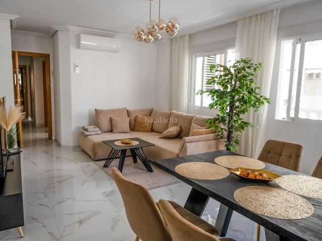 Apartamento en venta en Torrevieja, Avenida Habaneras Curva de Palangre. Amplio apartamento recién reformado en uno de los barrios más demandados de Torrevieja Playa del Cura, a solo 100 metros de.