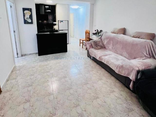 Apartamento en venta en Torrevieja, Avenida Habaneras Curva de Palangre. Apartamento cerca del mar, en la provincia de Alicante, en la ciudad de Torrevieja. 2 habitaciones 76 m² 450 metros del.