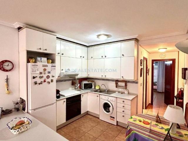 Apartamento en venta en Torrevieja, Avenida Habaneras Curva de Palangre. Apartamento con terraza en la provincia de Alicante, en Torrevieja. 1 habitación 55 m² 300 metros del mar. Apartamentos.