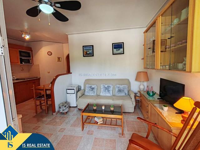 Apartamento en venta en Torrevieja, Avenida Habaneras Curva de Palangre. Apartamento con piscina comunitaria, en la provincia de Alicante, en la ciudad de Torrevieja. 2 habitaciones 56 m² 450.
