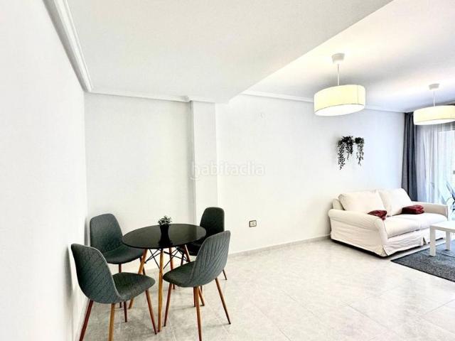 Apartamento en venta en Torrevieja, Avenida Habaneras Curva de Palangre. Apartamento de dos dormitorios en la calle La Loma de Torrevieja. Ascensor, terraza, a 500 metros de la Playa del Cura.