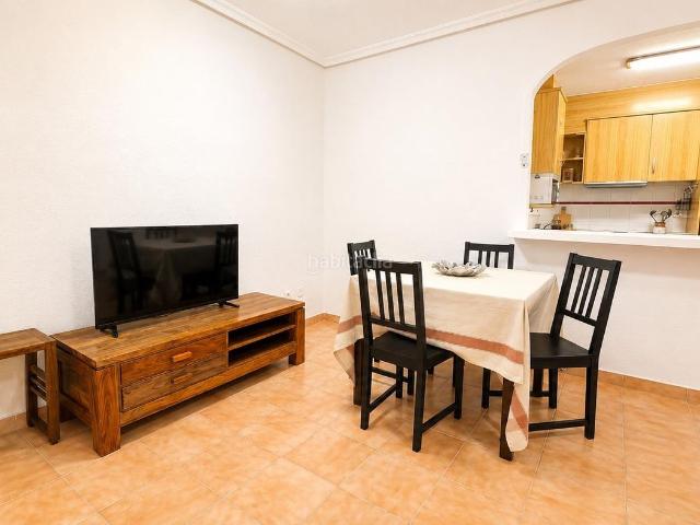 Apartamento en venta en Torrevieja, Avenida Habaneras Curva de Palangre. Apartamento de 2 dormitorios con plaza de garaje a menos de 600 metros de la playa. Apartamentos.