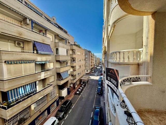 Apartamento en venta en Torrevieja, Avenida Habaneras Curva de Palangre. Apartamento de 2 dormitorios y 2 baños. Apartamentos.