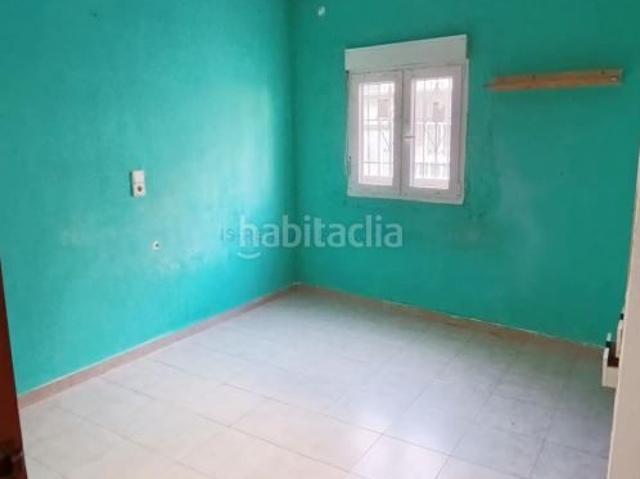 Apartamento en venta en Torrevieja, Avenida Habaneras Curva de Palangre. Apartamento para reformar, en la provincia de Alicante, en la ciudad de Torrevieja. 2 habitaciones 75 m² 550 metros del.