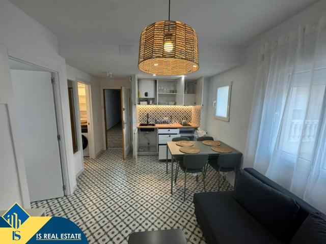 Apartamento en venta en Torrevieja, Avenida Habaneras Curva de Palangre. Apartamento reformado cerca del mar, en la provincia de Alicante, en la ciudad de Torrevieja, en la zona de Playa del Cura. 1.