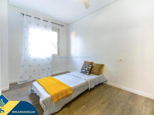 Apartamento en venta en Torrevieja, Avenida Habaneras Curva de Palangre. Apartamento reformado con terraza, en la provincia de Alicante, en la ciudad de Torrevieja. 3 habitaciones 70 m² 600.