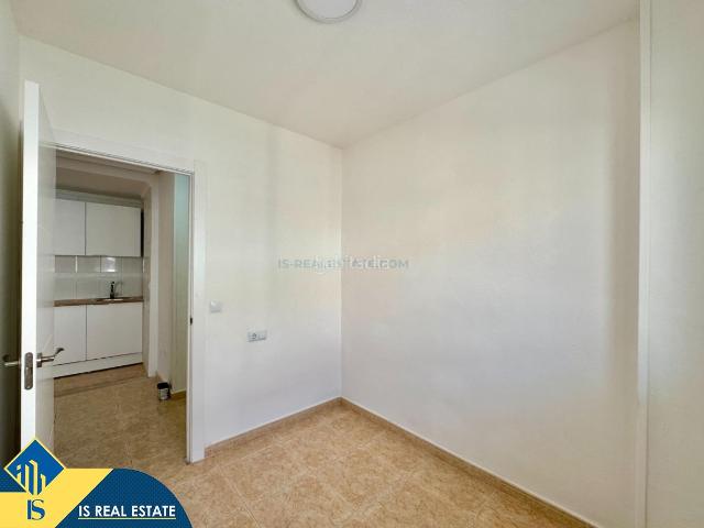 Apartamento en venta en Torrevieja, Avenida Habaneras Curva de Palangre. Apartamento reformado con terraza, en la provincia de Alicante, en la ciudad de Torrevieja. 2 habitaciones 59 m² 900.