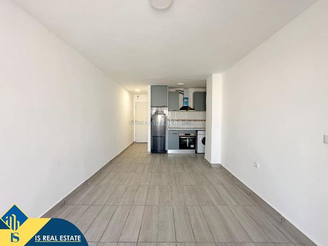 Apartamento en venta en Torrevieja, Avenida Habaneras Curva de Palangre. Apartamento reformado con terraza, en la provincia de Alicante, en la ciudad de Torrevieja. 2 habitaciones 62 m² 700.