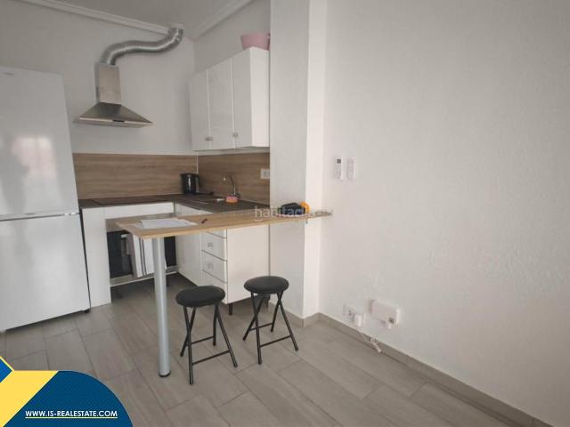 Apartamento en venta en Torrevieja, Avenida Habaneras Curva de Palangre. Apartamento reformado con terraza, en la provincia de Alicante, en la ciudad de Torrevieja. 2 habitaciones 74 m² 800.