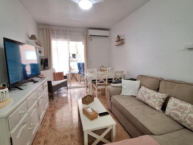 Apartamento en venta en Torrevieja, Avenida Habaneras Curva de Palangre. Descubre este encantador apartamento ubicado en el corazoacuten de Torrevieja, a tan solo 500 metros de la famosa Playa del.