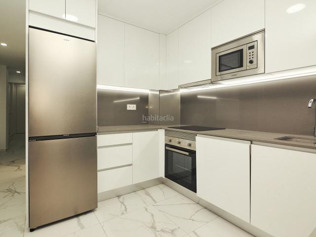 Apartamento en venta en Torrevieja, Avenida Habaneras Curva de Palangre. Descubre este elegante apartamento ubicado en el exclusivo residencial Alegría 21, un moderno complejo de reciente.