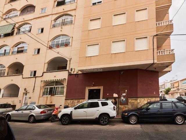 Apartamento en venta en Torrevieja, Avenida Habaneras Curva de Palangre. Se ofrece a la venta un piso en Curva del Palangre, Torrevieja, con balcón acristalado y alarma. Esta propiedad está situada.
