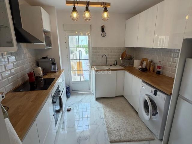 Apartamento en venta en Torrevieja, Aguas Nuevas. Amplio apartamento en planta baja con tres dormitorios y piscina comunitaria. Apartamentos.